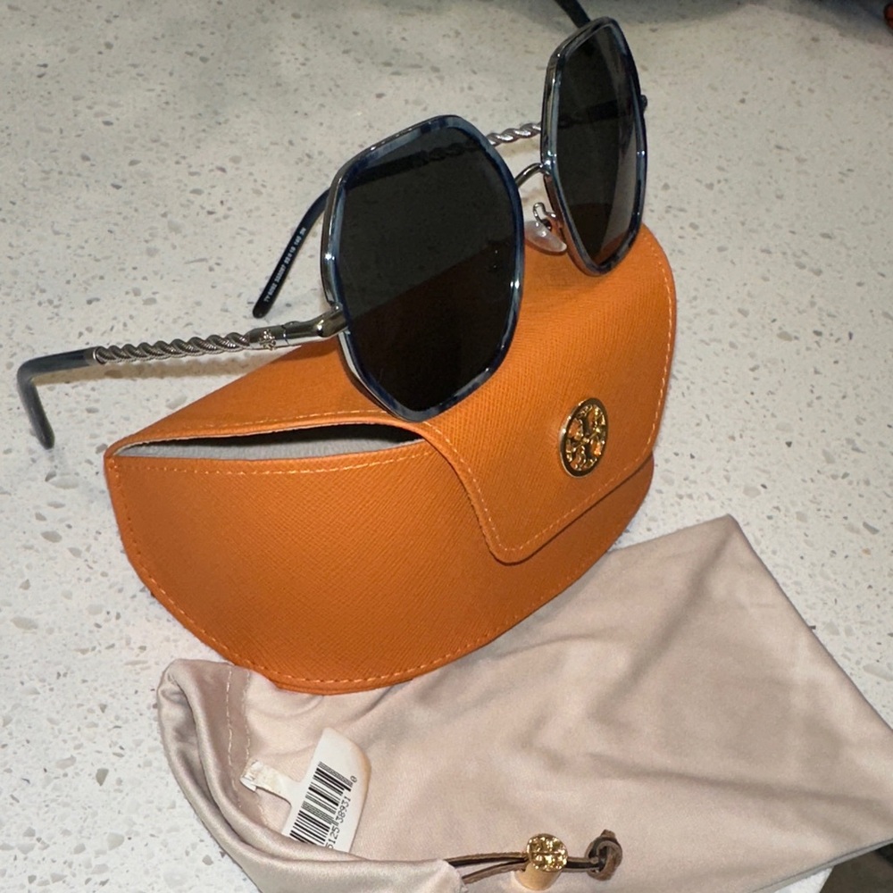 Black and silver Tory Burch Sunglasses with case - Picture 2 of 4